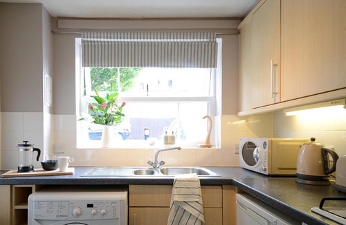 Solihull Apartment | Solihull 2 Bedroom Ground Floor Apartment with Parking - Available for Long Stays