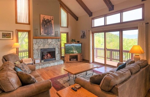 Sugar Mountain Ski Chalet | "Solitude Above All" spacious, cozy chalet w/mountain views NEW LISTING DISCOUNT