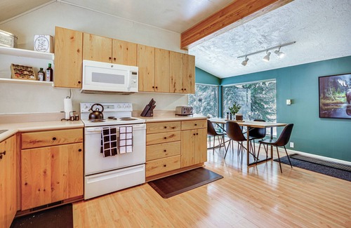 Salt Lake Mountain Resorts Cabin | Solitude Mountain Cabin: Creek-Side View & Hot Tub