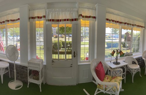 Mackinaw City Cottage | Somewhere in Time Cottage