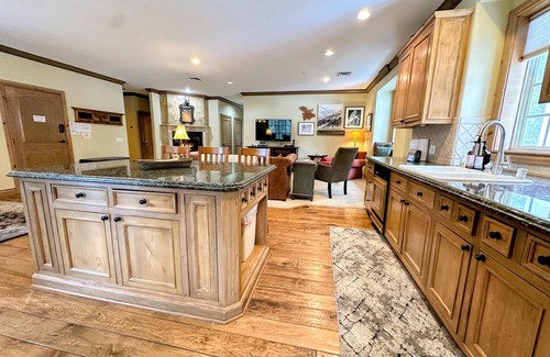 Mammoth Lakes Cabin | Sonenalp’s Charming Chalet: Luxury, Location & Relaxation Steps from Canyon