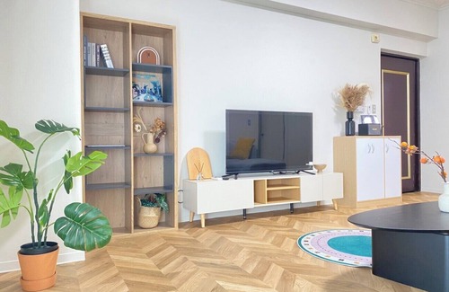 Xinyi Apartment | Songshan 204- Spacious Family Stay Near Raohe Night Market – 4B2B