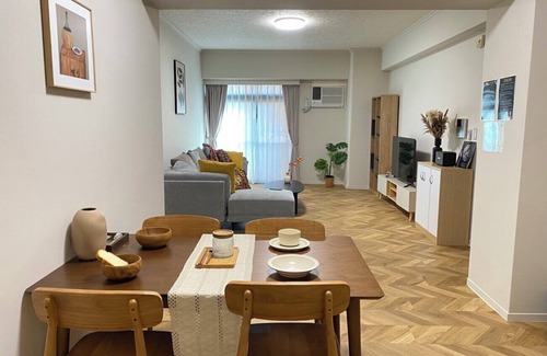 Xinyi Apartment | Songshan 204- Spacious Family Stay Near Raohe Night Market – 4B2B