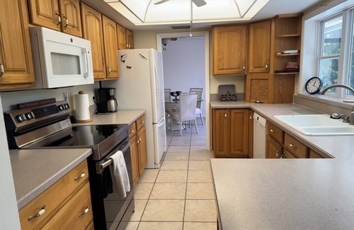 Sorrento Shores House | Soothing 3-bedroom house with pool and boat dock in Osprey