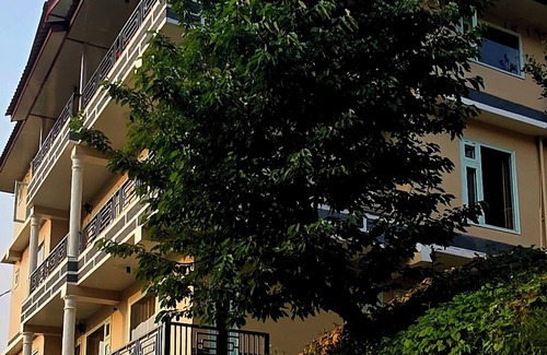 Kumharsain House | Soothing 3-bedroom in Narkanda.nNestled in the middle of Apple Orchards
