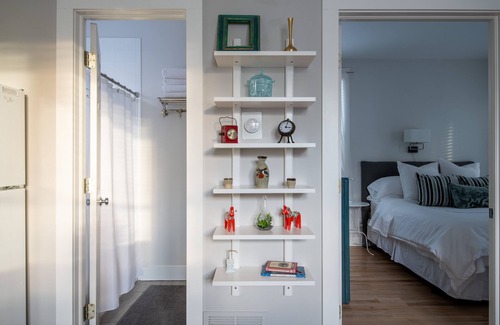 Longmont House | Sophisticated and Cozy Carriage House in Prospect Newtownn