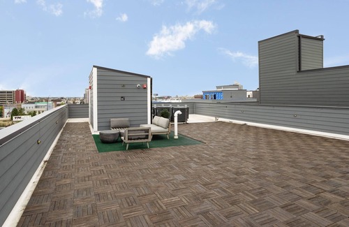 Old City Apartment | Sosuite Corner 2BR Loft w W D Shared Roofdeck