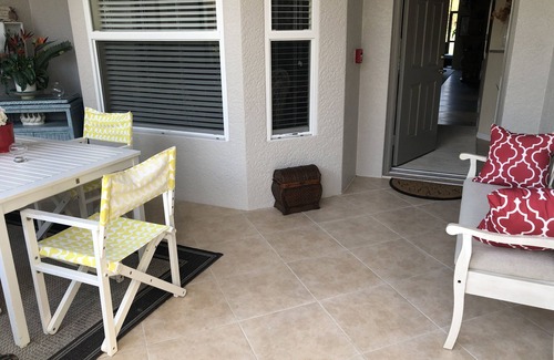 Naples Condo | Sought after premium Ground floor Veranda end unit 2br + Den. 6 pers