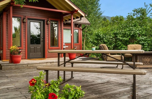 Bozeman Cottage | Sourdough Ranch Black Bear Cottage -Cozy Cottage Just 10 Minutes From Bozeman