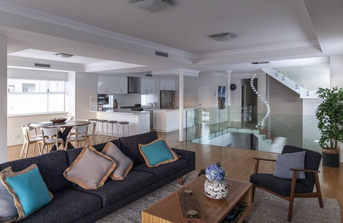 South Fremantle House | South Beach Guest House- Stylish & Spacious beach mansion