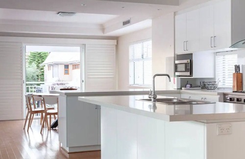 South Fremantle House | South Beach Guest House- Stylish & Spacious beach mansion