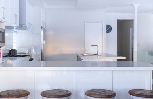South Fremantle House | South Beach Guest House- Stylish & Spacious beach mansion