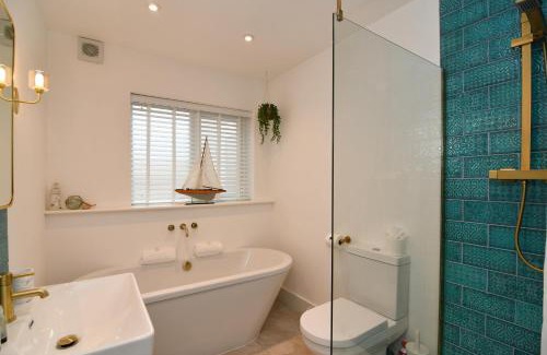 Boscombe Apartment | South Coast Beach Holiday Home-3 BED-GF-Sleeps 6-Free Parking-Walk to Beach-Private Garden- Families-Professional Groups-Contractors WELCOME