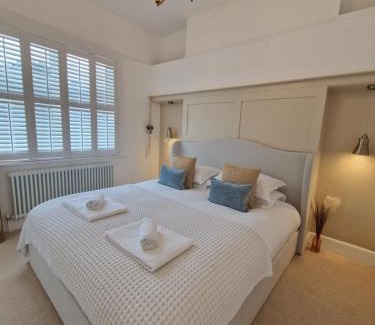 Boscombe Apartment | South Coast Beach Holiday Home-3 BED-GF-Sleeps 6-Free Parking-Walk to Beach-Private Garden- Families-Professional Groups-Contractors WELCOME