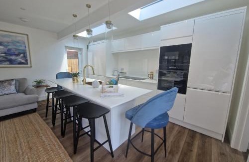 Boscombe Apartment | South Coast Beach Holiday Home-3 BED-GF-Sleeps 6-Free Parking-Walk to Beach-Private Garden- Families-Professional Groups-Contractors WELCOME