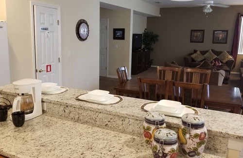Legacy Park Villa | SOUTH FACING POOL/SPA - ALL DAY SUN - FREE BBQ/WIFI/CALLS - GAMES ROOM - 5 BR