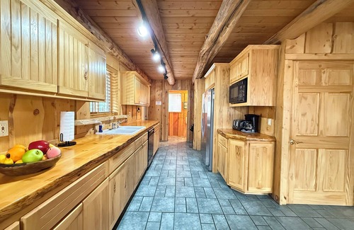 Island Park Cabin | South Fox Lodge*3Br, 2Ba, Sleeps 12, Fire Pit, Hot Tub, Satellite Tv