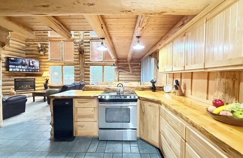 Island Park Cabin | South Fox Lodge*3Br, 2Ba, Sleeps 12, Fire Pit, Hot Tub, Satellite Tv