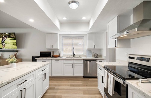 Desert Foothills Estates House | South Mountain-FREE HEATED Pool and Hot Tub Walk to trails & park.