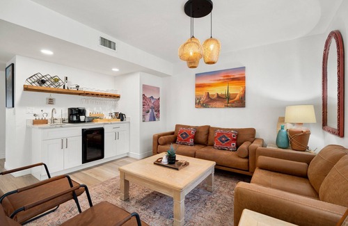 Desert Foothills Estates House | South Mountain-FREE HEATED Pool and Hot Tub Walk to trails & park.