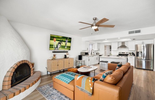 Desert Foothills Estates House | South Mountain-FREE HEATED Pool and Hot Tub Walk to trails & park.