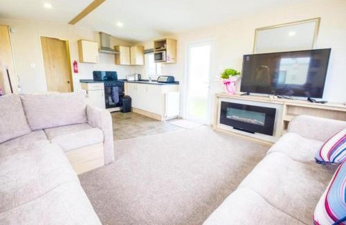 Camber Resort | SP158 - Camber Sands Holiday Park - 3 Bedrooms - Second Toilet - Decking - Private Parking