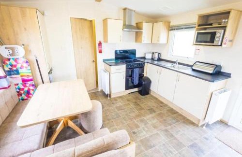 Camber Resort | SP158 - Camber Sands Holiday Park - 3 Bedrooms - Second Toilet - Decking - Private Parking
