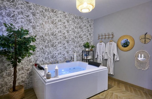 Perigueux Apartment | Spa, Love & Relax