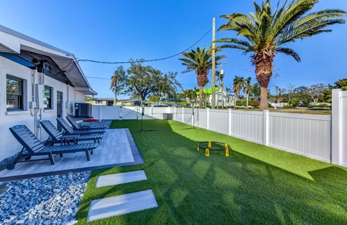 Palma Sola Apartment | Spa+Pool+Yard Games+2 Master+Upscale Area+Spacious