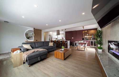 Edmonton House | Spa vibes, game room fun, and two decks. Just minutes from Whyte Ave & Downtown.