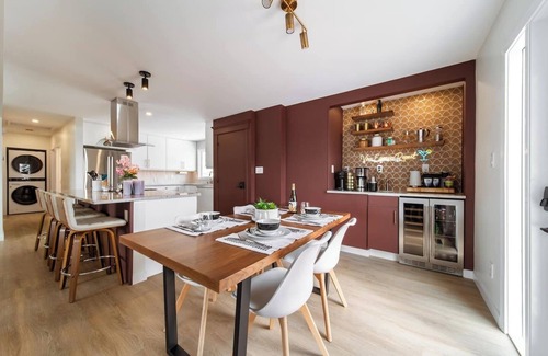 Edmonton House | Spa vibes, game room fun, and two decks. Just minutes from Whyte Ave & Downtown.