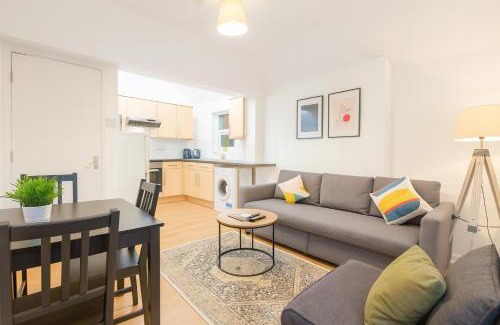 Roath Apartment | Space For Groups, 10 mins from centre with parking!