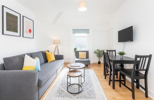 Roath Apartment | Space For Groups, 10 mins from centre with parking!