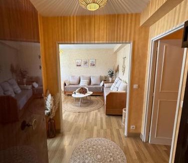 Villeneuve-Loubet Apartment | Spacieux 2 chambres 65m2 climatisé au village médiéval entre Nice et Antibes