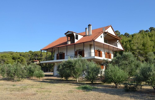 Loutraki-Agioi Theodoroi House | Spacious Villa in nature with a swimming pool !
