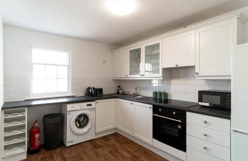 Whitehaven Apartment | Spacious 1 Bed Harbour-side Apartment with Balcony