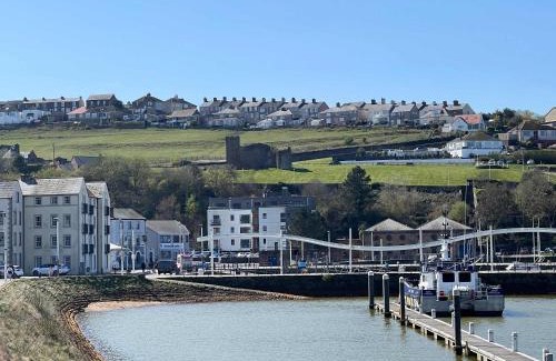Whitehaven Apartment | Spacious 1 Bed Harbour-side Apartment with Balcony