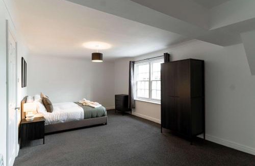 Whitehaven Apartment | Spacious 1 Bed Harbour-side Apartment with Balcony