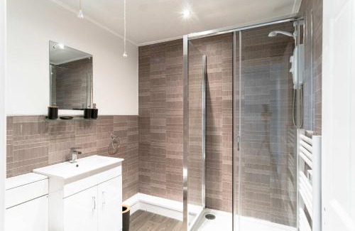 Whitehaven Apartment | Spacious 1 Bed Harbour-side Apartment with Balcony