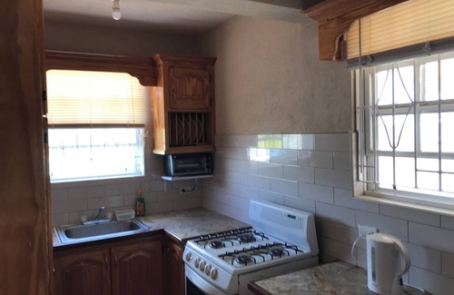 Silver Sands Apartment | Spacious, 1 bedroom apt with AC & WI FI, in Ch. Ch. on public transport route.