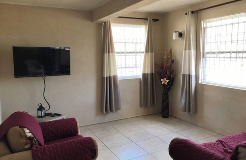Silver Sands Apartment | Spacious, 1 bedroom apt with AC & WI FI, in Ch. Ch. on public transport route.