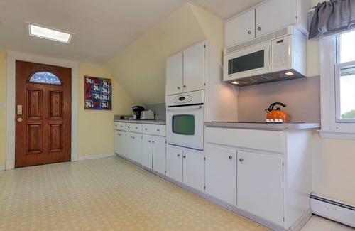 Ellsworth Cottage | Spacious 1 Bedroom Apt w/King Bed Full Kitchen & Bathroom