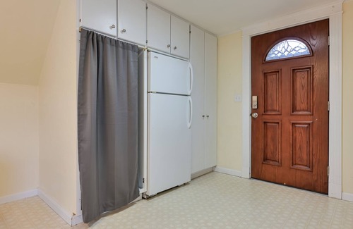 Ellsworth Cottage | Spacious 1 Bedroom Apt w/King Bed Full Kitchen & Bathroom