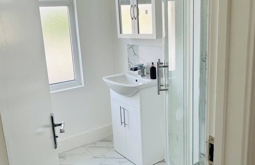 Ladywell Apartment | Spacious 1-bedroom flat with Free Parking, Close to many to take you Central