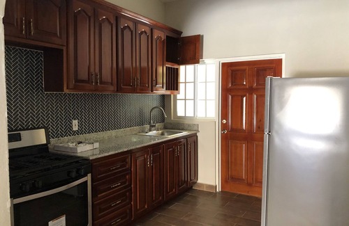 Runaway Bay Apartment | Spacious 1 Bedroom Apartment with En-Suite, Open Kitchen and Living Room
