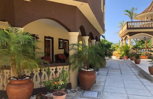 Runaway Bay Apartment | Spacious 1 Bedroom Apartment with En-Suite, Open Kitchen and Living Room