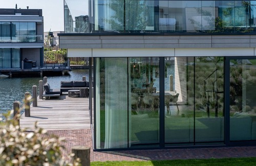 Arnemuiden Villa | Spacious 10-person waterfront villa
