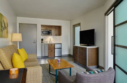 East Village Apartment | Spacious 1bdrm suite in Gaslamp Qtr, SanD; walk to conv ctr, museums