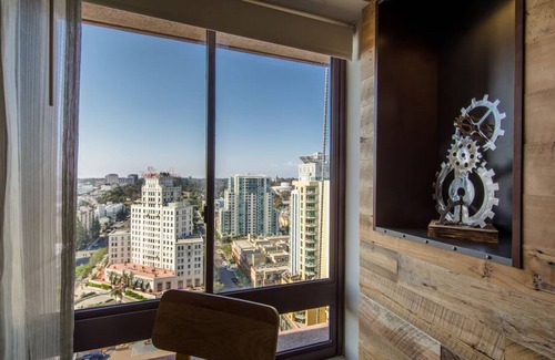 East Village Apartment | Spacious 1bdrm suite in Gaslamp Qtr, SanD; walk to conv ctr, museums