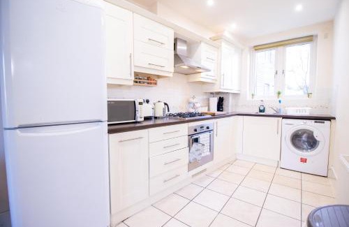 Milton Keynes Apartment | SPACIOUS 2 bed 2 bathroom Apartment with parking! CONTRACTORS & BUSINESS stays Managed by Chique Properties Ltd
